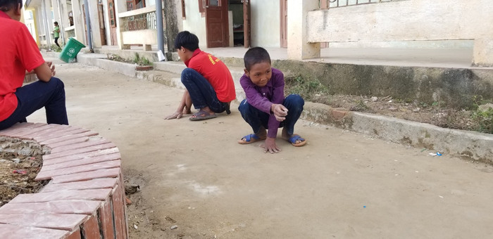 Học sinh bán trú chơi bắn bi vào thời gian rảnh. Ảnh: NVCC. Học sinh bán trú chơi bắn bi vào thời gian rảnh. Ảnh: NVCC.