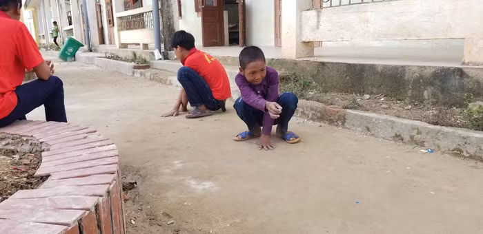 Học sinh bán trú chơi bắn bi vào thời gian rảnh. Ảnh: NVCC.