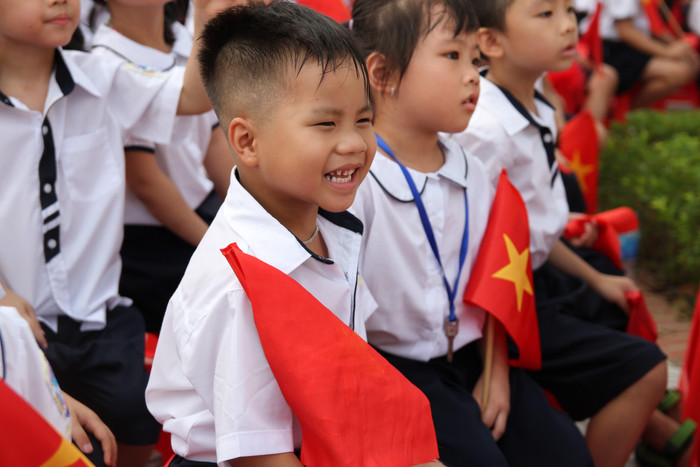 Nụ cười tươi nở trên môi một học sinh lớp 1 khi được các anh chị lớp trên chào đón. Ảnh: Vũ Phương.