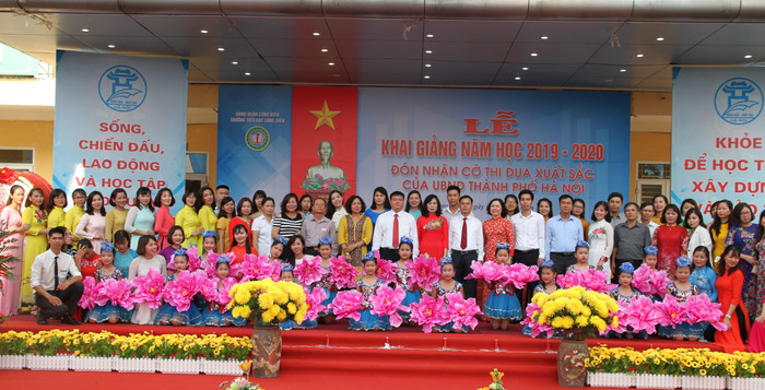 Tập thể cán bộ, giáo viên, nhân viên Trường Tiểu học Long Biên và khách mời chụp ảnh lưu niệm. Ảnh: Vũ Phương.