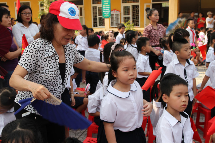 Hình ảnh bà đưa cháu vào lớp 1 đến trường dự Lễ khai giảng năm học mới. Ảnh: Vũ Phương.