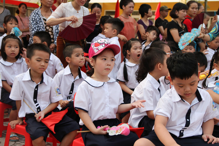 Nhiều học sinh lớp 1 lần đầu được dự Lễ khai giảng rất vui, ngây thơ và hồn nhiên. Ảnh: Vũ Phương.