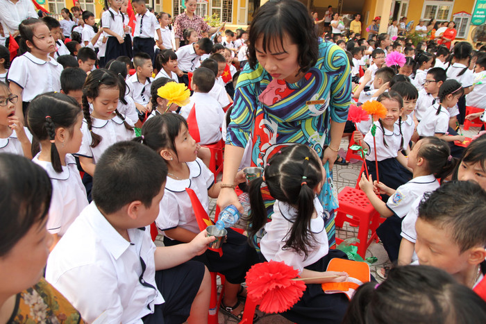 Hình ảnh cô giáo như mẹ hiền tại khối lớp 1. Ảnh: Vũ Phương.