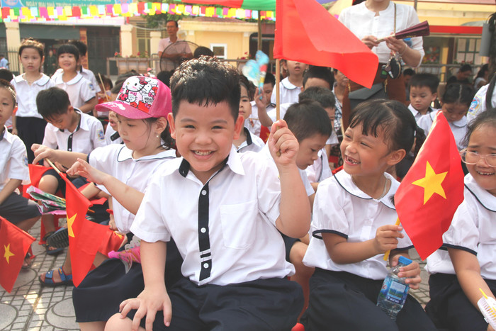 Học sinh lớp 1 hồn nhiên, vui tươi trong Lễ khai giảng. Ảnh: Vũ Phương.
