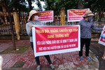 Hàng trăm phụ huynh Thanh Lãng tập trung phản đối chuyển trường Hàng trăm phụ huynh Thanh Lãng tập trung phản đối chuyển trường