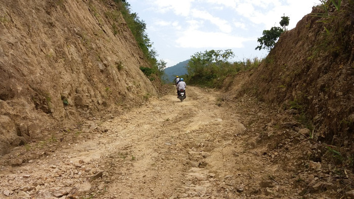 Những con đường lởm chởm đá rất khó đi, nhưng vì học sinh thân yêu, vì con chữ, giáo viên không ngại khó đi bản vận động học sinh đến trường. Ảnh: NVCC. Những con đường lởm chởm đá rất khó đi, nhưng vì học sinh thân yêu, vì con chữ, giáo viên không ngại khó đi bản vận động học sinh đến trường. Ảnh: NVCC.