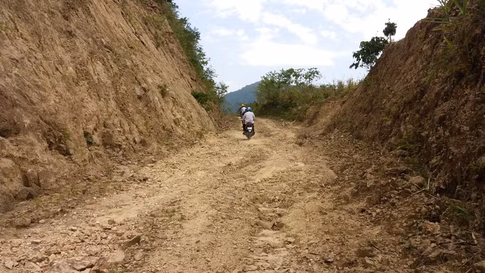 Những con đường lởm chởm đá rất khó đi, nhưng vì học sinh thân yêu, vì con chữ, giáo viên không ngại khó đi bản vận động học sinh đến trường. Ảnh: NVCC.