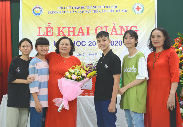 Đại diện những học sinh trưởng thành về tặng hoa chúc mừng thầy cô nhân dịp Lễ khai giảng đón năm học mới 2019 - 2020. Ảnh: Công Tiến.