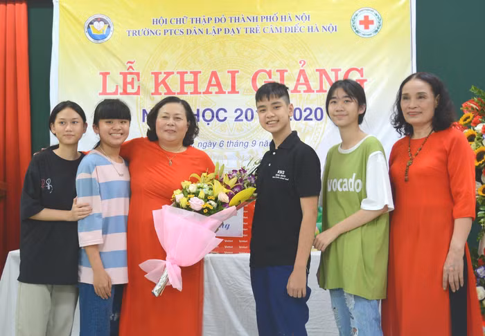 Đại diện những học sinh trưởng thành về tặng hoa chúc mừng thầy cô nhân dịp Lễ khai giảng đón năm học mới 2019 - 2020. Ảnh: Công Tiến.