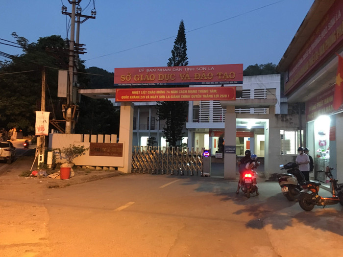 Nhiều người dân sống gần Sở Giáo dục và Đào tạo Sơn La sẽ tham dự phiên xử 8 bị cáo trong vụ án gian lận kỳ thi quốc gia 2018. Ảnh: Vũ Phương. Nhiều người dân sống gần Sở Giáo dục và Đào tạo Sơn La sẽ tham dự phiên xử 8 bị cáo trong vụ án gian lận kỳ thi quốc gia 2018. Ảnh: Vũ Phương.
