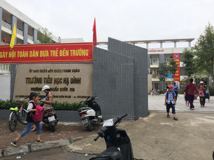 Cổng Trường Tiểu học Hạ Đình không còn cảnh đông đúc phụ huynh đến đón con vào giờ tan học. Ảnh: Vũ Phương.