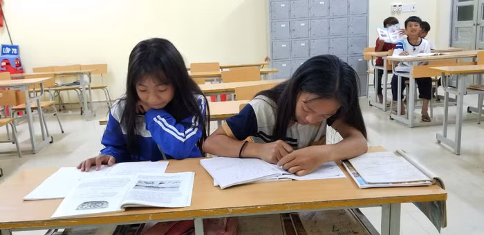 Học sinh vùng cao rất chăm chỉ học tập, nhiều em mong được học lên đại học để có được công tốt, thoát nghèo. Ảnh: NVCC.