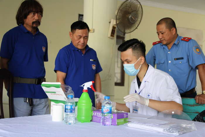 Kiểm tra ma túy lái xe đưa đón học sinh. Ảnh: Vũ Phương. Kiểm tra ma túy lái xe đưa đón học sinh. Ảnh: Vũ Phương.