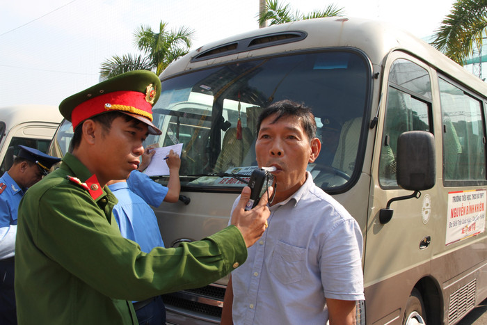 Lái xe được kiểm tra nồng độ cồn. Ảnh: Vũ Phương. Lái xe được kiểm tra nồng độ cồn. Ảnh: Vũ Phương.
