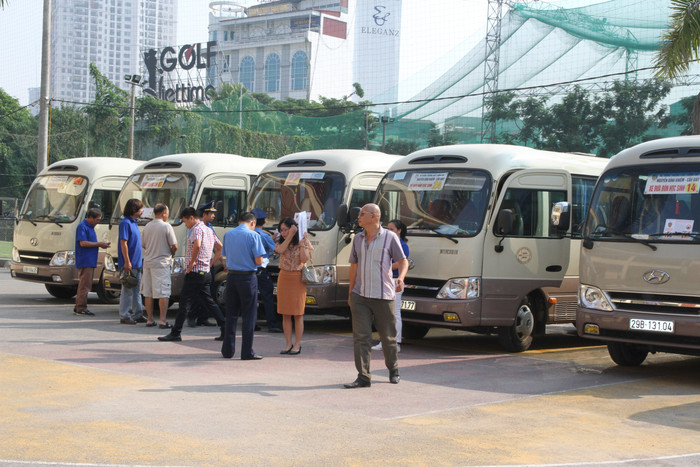 Theo kế hoạch, liên ngành kiểm tra điều kiện phương tiện, điều kiện lái xe các trường có dịch vụ đưa đón học sinh trên địa bàn quận Cầu Giấy. Ảnh: Vũ Phương. Theo kế hoạch, liên ngành kiểm tra điều kiện phương tiện, điều kiện lái xe các trường có dịch vụ đưa đón học sinh trên địa bàn quận Cầu Giấy. Ảnh: Vũ Phương.