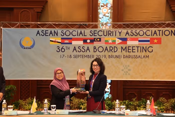 Chủ tịch ASSA nhiệm kỳ 2018-2019, Thứ trưởng, Tổng Giám đốc Bảo hiểm xã hội Việt Nam Nguyễn Thị Minh tặng hoa chúc mừng Phó Chủ tịch ASSA 2019-2020.