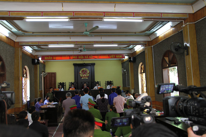 Nhiều bị cáo được Chủ tọa phiên tòa đọc quyết định đưa vụ án ra xét xử. Ảnh: Vũ Phương.