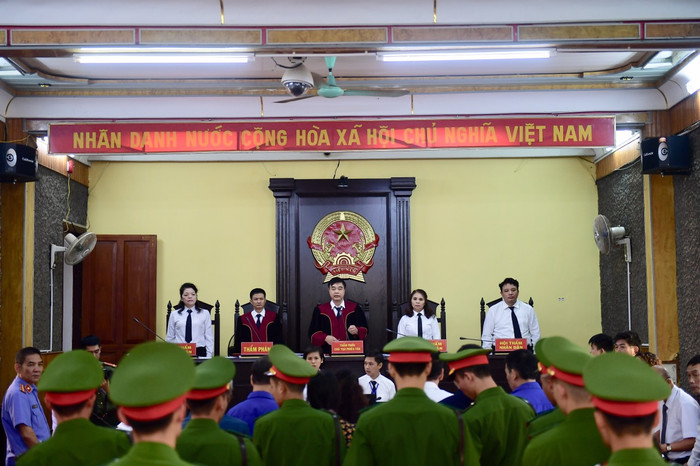 Phiên tòa xét xử 8 bị cáo tội Lợi dụng chức vụ quyền hạn trong thi hành công vụ trong vụ án gian lận điểm thi trung học phổ thông quốc gia năm 2018 tại tỉnh Sơn La vẫn tiếp tục. Ảnh: V.P.