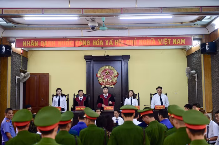 Phiên tòa xét xử 8 bị cáo tội Lợi dụng chức vụ quyền hạn trong thi hành công vụ trong vụ án gian lận điểm thi trung học phổ thông quốc gia năm 2018 tại tỉnh Sơn La vẫn tiếp tục. Ảnh: V.P. Phiên tòa xét xử 8 bị cáo tội Lợi dụng chức vụ quyền hạn trong thi hành công vụ trong vụ án gian lận điểm thi trung học phổ thông quốc gia năm 2018 tại tỉnh Sơn La vẫn tiếp tục. Ảnh: V.P.