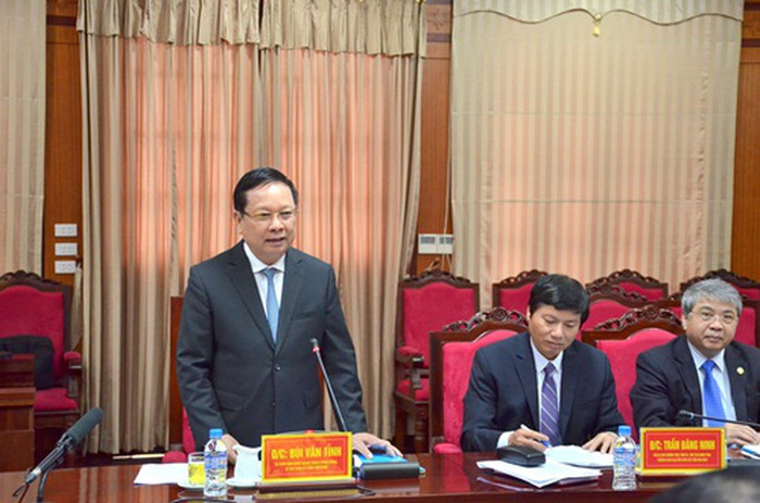 Ông Bùi Văn Tỉnh, Bí thư tỉnh ủy Hòa Bình khẳng định sẽ chỉ đạo xử lý nghiêm cán bộ có con được nâng điểm thi. Ảnh: Tỉnh ủy Hòa Bình. Ông Bùi Văn Tỉnh, Bí thư tỉnh ủy Hòa Bình khẳng định sẽ chỉ đạo xử lý nghiêm cán bộ có con được nâng điểm thi. Ảnh: Tỉnh ủy Hòa Bình.