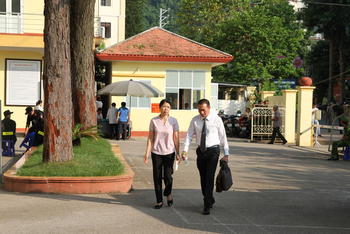 Bị cáo Nguyễn Thanh Nhàn đến tòa cùng luật sư bào chữa. Ảnh: Vũ Phương.