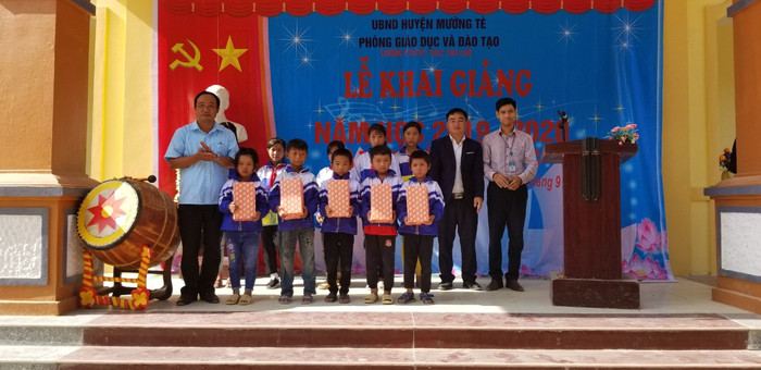 Thầy hiệu trưởng trao những phần quà ý nghĩa cho cho học sinh nghèo học giỏi của trường. Thầy hiệu trưởng trao những phần quà ý nghĩa cho cho học sinh nghèo học giỏi của trường.