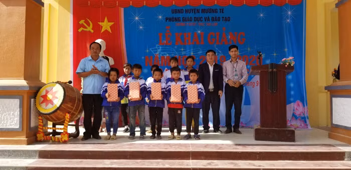 Thầy hiệu trưởng trao những phần quà ý nghĩa cho cho học sinh nghèo học giỏi của trường.