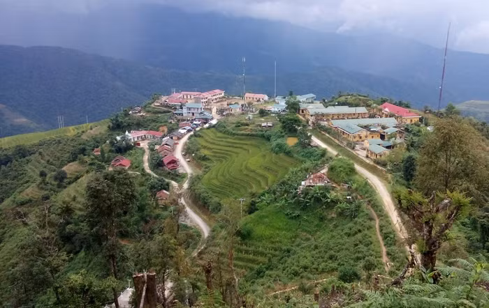 Trường Phổ thông dân tộc bán trú Trung học cơ sở Thu Lũm nằm trên đỉnh núi, nằm sát biên giới Việt - Trung.