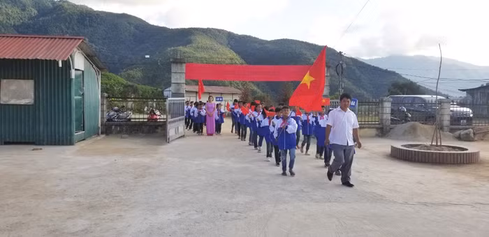 Học sinh khối 6 vui mừng chào đón năm học mới. Ảnh: NVCC.