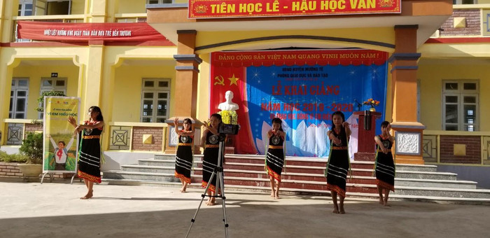 Văn nghệ của học sinh nhà trường chào mừng năm học mới. Văn nghệ của học sinh nhà trường chào mừng năm học mới.