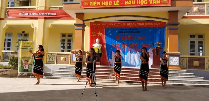 Văn nghệ của học sinh nhà trường chào mừng năm học mới.