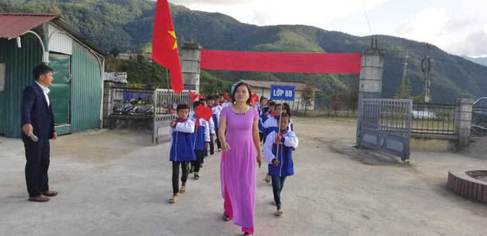 Thầy hiệu trưởng ra tận cổng đón học sinh khối 6. Ảnh: NVCC. Thầy hiệu trưởng ra tận cổng đón học sinh khối 6. Ảnh: NVCC.