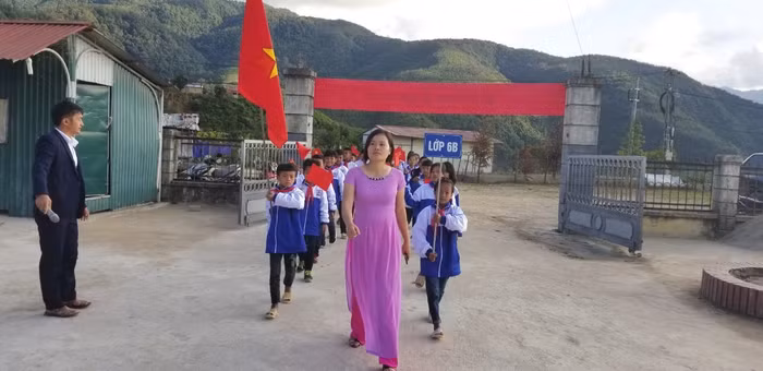 Thầy hiệu trưởng ra tận cổng đón học sinh khối 6. Ảnh: NVCC.