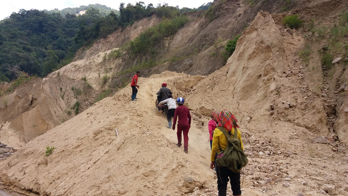 Xúc động giáo viên vùng biên trèo đèo lội suối vận động học sinh đến trường Xúc động giáo viên vùng biên trèo đèo lội suối vận động học sinh đến trường
