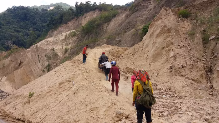 Xúc động giáo viên vùng biên trèo đèo lội suối vận động học sinh đến trường