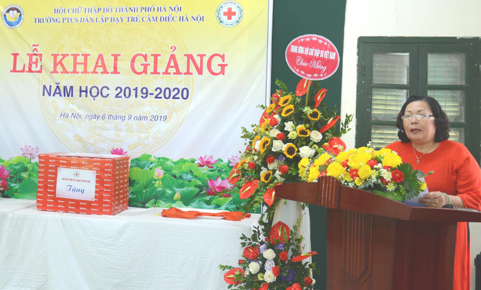 Bà Đặng Minh Nguyệt - Hiệu trưởng Trường phổ thông cơ sở dân lập dạy trẻ câm điếc Hà Nội phát biểu tại buổi Lễ khai giảng năm học mới. Ảnh: Công Tiến.