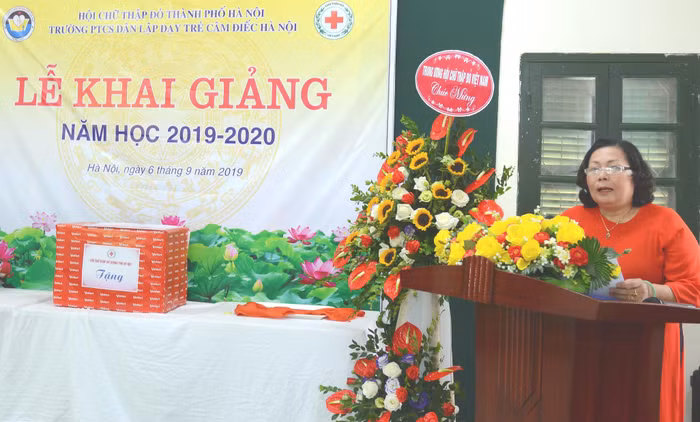 Bà Đặng Minh Nguyệt - Hiệu trưởng Trường phổ thông cơ sở dân lập dạy trẻ câm điếc Hà Nội phát biểu tại buổi Lễ khai giảng năm học mới. Ảnh: Công Tiến.