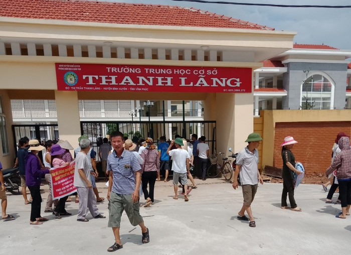 Nhiều ngày qua phụ huynh Trường Trung học cơ sở Thanh Lãng tụ tập đông người trước cổng trường, cổng ủy ban nhân dân thị trấn phản đối việc chuyển trường. Ảnh: NVCC. Nhiều ngày qua phụ huynh Trường Trung học cơ sở Thanh Lãng tụ tập đông người trước cổng trường, cổng ủy ban nhân dân thị trấn phản đối việc chuyển trường. Ảnh: NVCC.