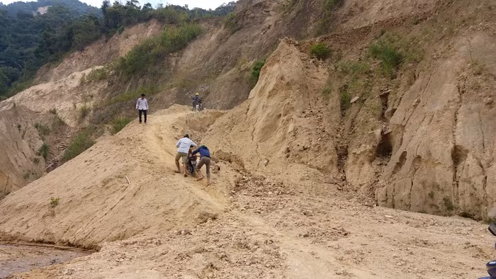 Giáo viên thay nhau vào bản vận động, thuyết phục phụ huynh cho con em đến trường đi học. Ảnh: NVCC.