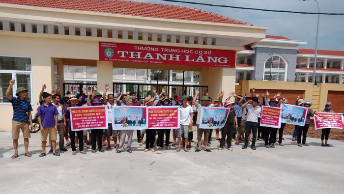Rất đông phụ huynh tụ tập trước cổng trường Thanh Lãng để bày tỏ nguyện vọng không chuyển sang trường mới. Ảnh: NVCC. Rất đông phụ huynh tụ tập trước cổng trường Thanh Lãng để bày tỏ nguyện vọng không chuyển sang trường mới. Ảnh: NVCC.