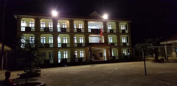 Buổi tối toàn bộ học sinh bán trú sẽ ngồi vào bàn học ôn bài. Ảnh: NVCC.