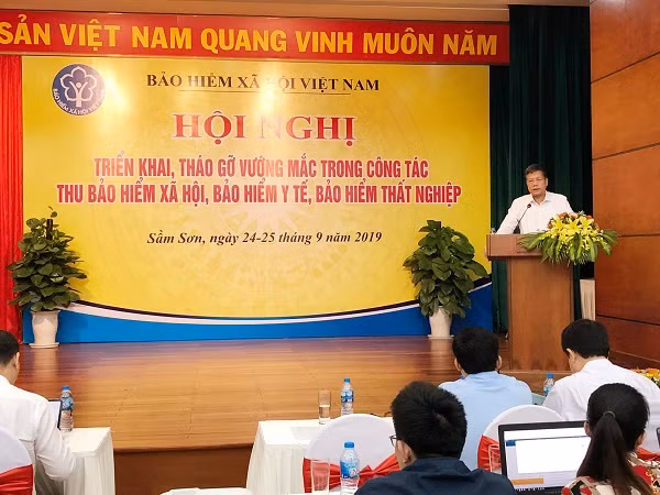 Phó Tổng Giám đốc Bảo hiểm xã hội Việt Nam Trần Đình Liệu phát biểu chỉ đạo tại hội nghị. Ảnh: BHXH