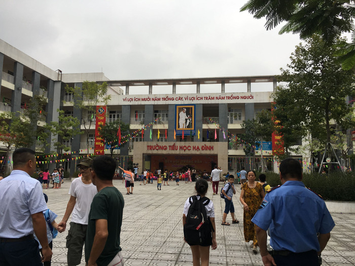 Giờ tan học, Trường Tiểu học vắng hơn bình thường vì số học sinh nghỉ học vẫn khá cao, phụ huynh lo ngại ảnh hưởng đến sức khỏe của con họ sau vụ cháy. Ảnh: Vũ Phương.