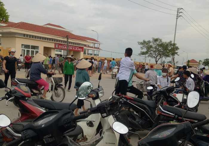 Hàng trăm phụ huynh tụ tập trước cổng Trường Thanh Lãng mới để phản đối việc chuyển trường. Ảnh: NVCC. Hàng trăm phụ huynh tụ tập trước cổng Trường Thanh Lãng mới để phản đối việc chuyển trường. Ảnh: NVCC.