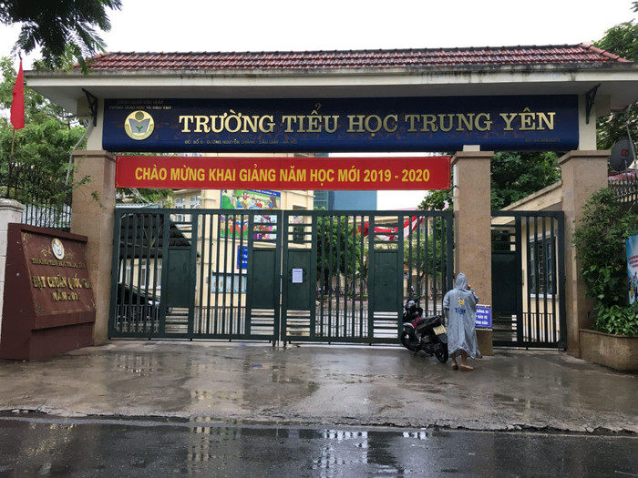 Trường Tiểu học Trung Yên ra thông báo đăng ký uống sữa học đường đến phụ huynh lại gộp luôn tiền sữa học đường và tiền ăn bán trú. Ảnh: Vũ Phương. Trường Tiểu học Trung Yên ra thông báo đăng ký uống sữa học đường đến phụ huynh lại gộp luôn tiền sữa học đường và tiền ăn bán trú. Ảnh: Vũ Phương.