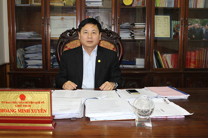 Ông Hoàng Minh Xuyên - Chủ tịch Ủy ban nhân dân huyện Quế Võ ký quyết định xác minh nội dung khiếu nại của cán bộ sai phạm khi đã hết thời hiệu nhiều tháng. Ảnh: Đức Sơn/Kinh tế Nông thôn.