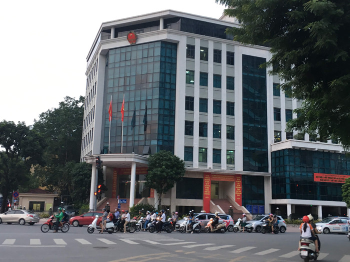 Sau hai lần vào cuộc và ra văn bản kết luận của Ủy ban nhân dân quận Ba Đình vẫn thiếu thuyết phục gây bức xúc cho không ít giáo viên Trường Tiểu học Hoàng Hoa Thám. Ảnh: Vũ Phương. Sau hai lần vào cuộc và ra văn bản kết luận của Ủy ban nhân dân quận Ba Đình vẫn thiếu thuyết phục gây bức xúc cho không ít giáo viên Trường Tiểu học Hoàng Hoa Thám. Ảnh: Vũ Phương.