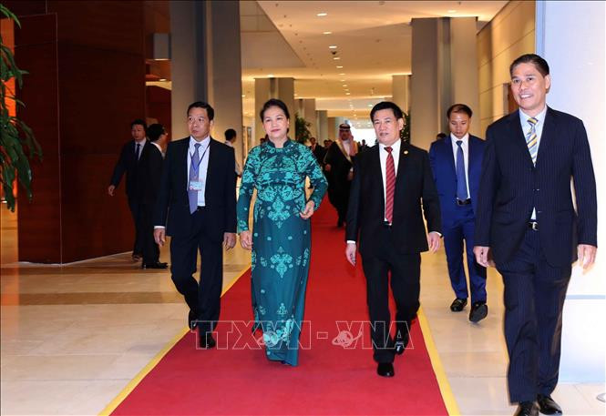 Chủ tịch Quốc hội Nguyễn Thị Kim Ngân, Phó Thủ tướng Chính phủ Trịnh Đình Dũng, Tổng Kiểm toán Nhà nước Hồ Đức Phớc và các đại biểu dự lễ khai mạc. Chủ tịch Quốc hội Nguyễn Thị Kim Ngân, Phó Thủ tướng Chính phủ Trịnh Đình Dũng, Tổng Kiểm toán Nhà nước Hồ Đức Phớc và các đại biểu dự lễ khai mạc.