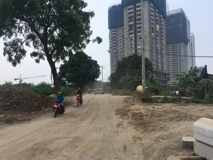 "Con đường đau khổ" dẫn vào FLC Garden City vào ngày nắng nóng bụi bẩn mù mịt. Ảnh: N.H "Con đường đau khổ" dẫn vào FLC Garden City vào ngày nắng nóng bụi bẩn mù mịt. Ảnh: N.H