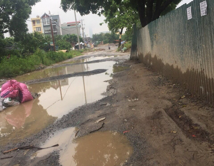 Vào ngày mưa, con đường dẫn vào FLC Garden City bùn đất, nước ngập ổ voi, ổ gà khiến cư dân đi lại vô cùng khốn khổ. Ảnh: NVCC. Vào ngày mưa, con đường dẫn vào FLC Garden City bùn đất, nước ngập ổ voi, ổ gà khiến cư dân đi lại vô cùng khốn khổ. Ảnh: NVCC.